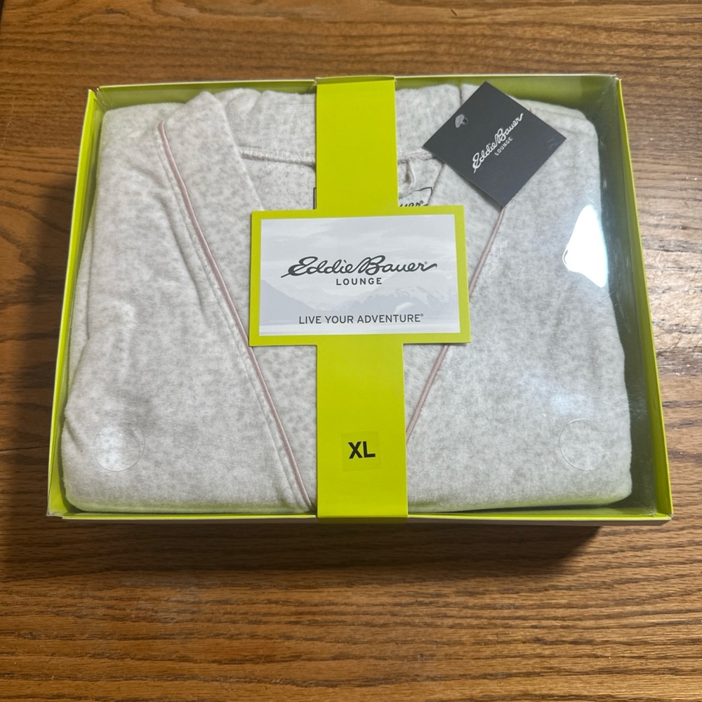 NWT Eddie Bauer 3 piece Lounge Set - Light Gray Robe and Short Sleeve Pajama Set - Picture 2 of 2